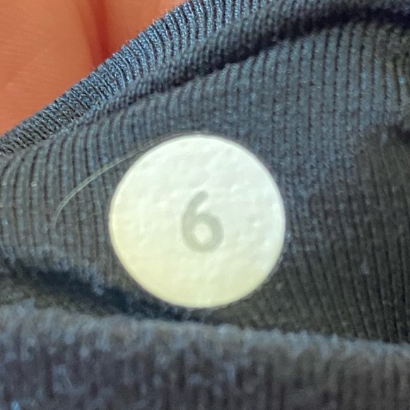 Lululemon Gray and Black Cropped Leggings Size 6 EUC - Picture 4 of 4